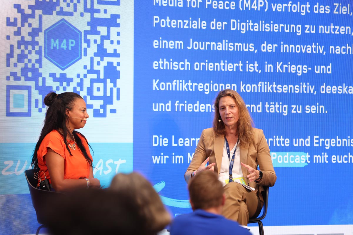 Sabrina Harper beim Media for Peace Podcast, Medientage München