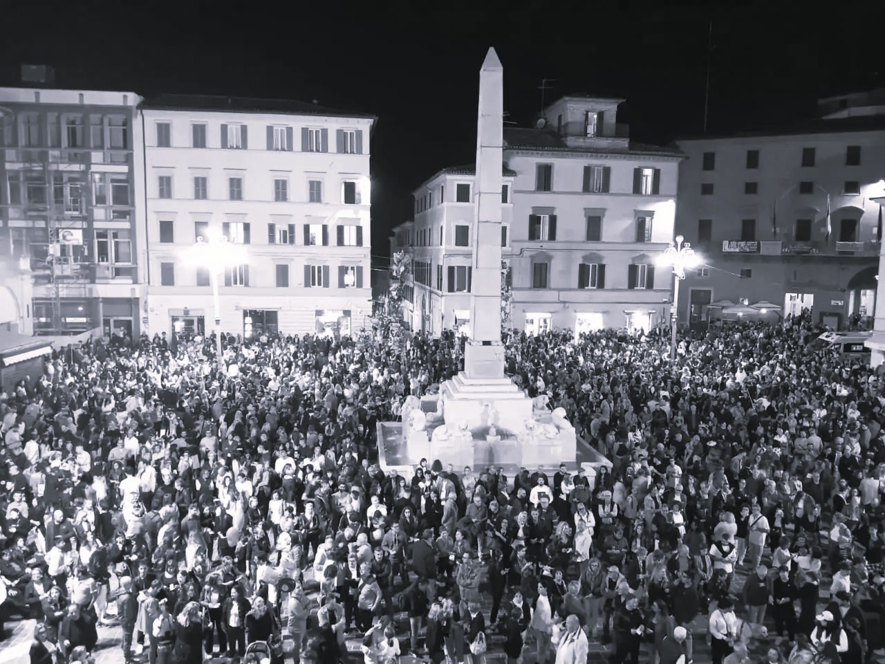 Il silenzio della piazza