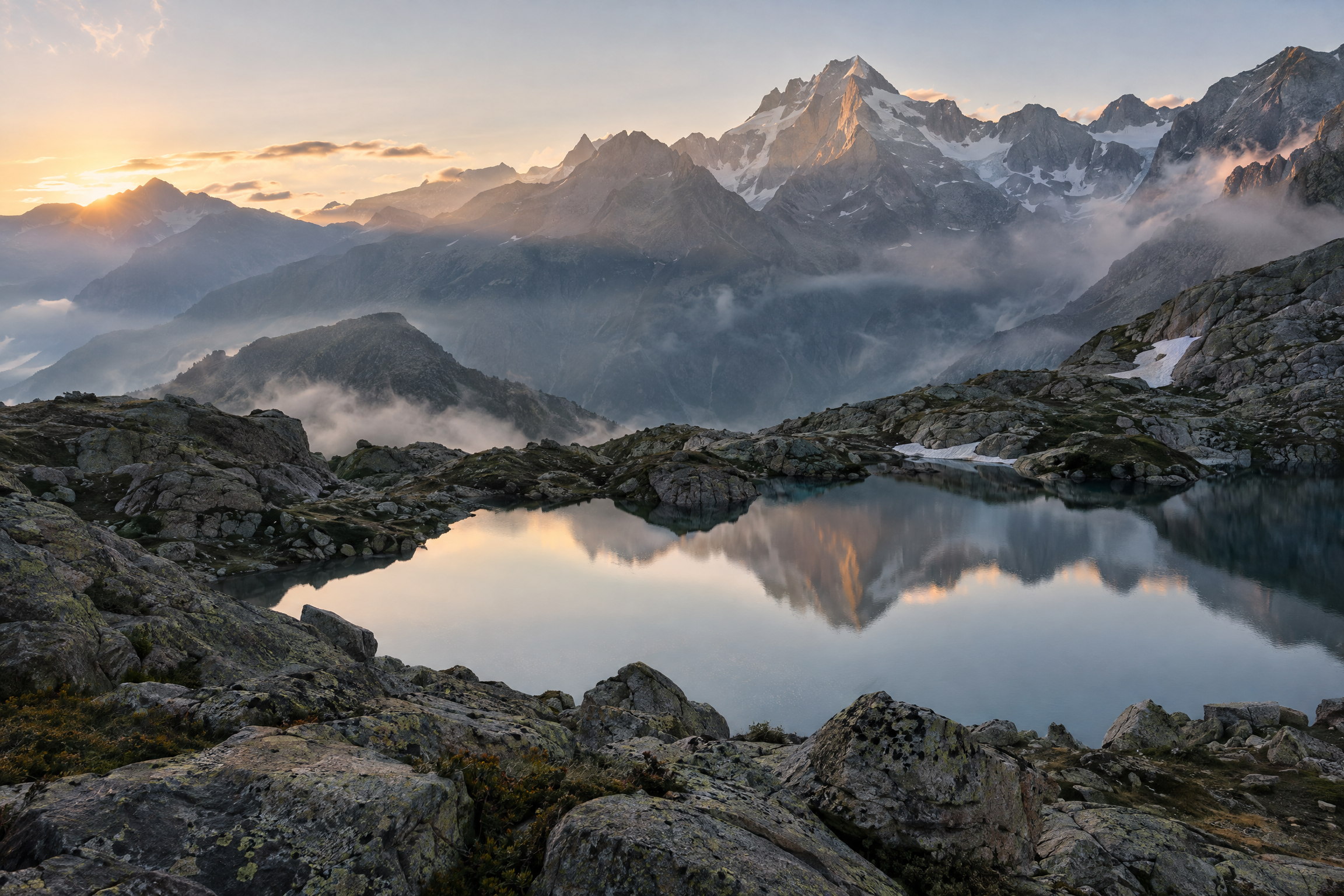 Abendlicht auf einem alpinen Bergrücken